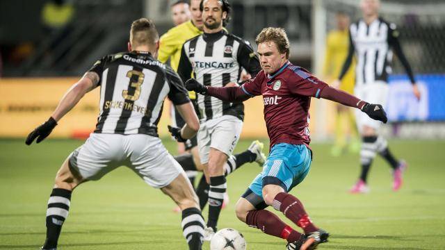 在赛场边支 在赛场边支